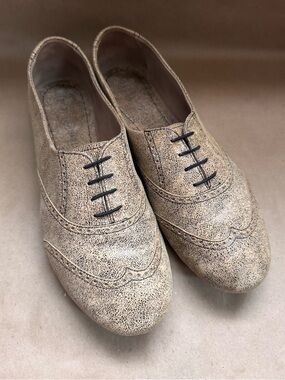 Poppy Barley Soft Oxfords in Beige and Black Speckle. Size 9